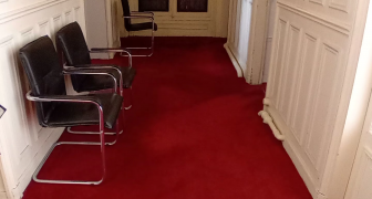 un grand bureau et un emplacement secrétariat avec services communs dans bel immeuble en  pierre de taille gare de lyon