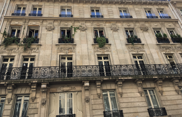 large-1633640311-façade.png